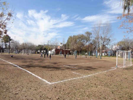 JUGADORES DE DIFERENTES CATEGORIAS, AYUDANDO A LIMPIAR LA CANCHA DE PIEDRAS Y BASURA